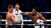 AJ tung một đòn đánh trúng mặt Povetkin