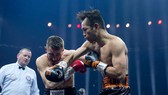 Ryan Burnett (phía xa) và Nonito Donaire