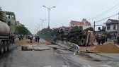 Xe chở xăng bị lật, giao thông ách tắc nhiều giờ