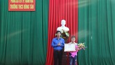 Tặng Bằng khen cho học sinh nhặt được 70 triệu đồng trả lại người đánh mất