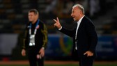 Zaccheroni trong trận UAE hòa Bahrain 1-1