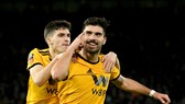 Ruben Neves ăn mừng chiến thắng sau khi nhấn chìm Liverpool