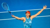 Sharapova xinh đẹp trong bộ váy xanh xám