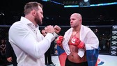 Fedor Emelianenko (phải) đã hết thời và khả năng sẽ giải nghệ sau trận thua này
