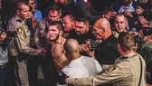 Khabib bị cảnh sát và nhân viên an ninh dẫn giải sau vụ ẩu đả ở sự kiện UFC 229