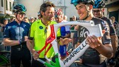 Fausto Pinarello đang khoe một thiết kế khung sườn xe đua hiện đại cho các tay đua Sky