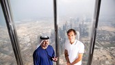 Federer và Giám đốc điều hành Dubai Championships trên tòa tháp Burj Kahlifa