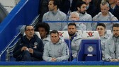 Kepa (thứ 2 từ phải sang) ngồi yên lặng sau hàng ghế của Sarri