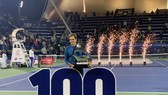 Roger Federer và chiếc cúp vô địch thứ 100