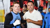 Ông bầu Oscar de la Hoya và võ sĩ Canelo Alvarez