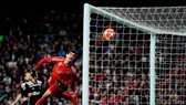 Thibaut Courtois để thua bàn đá phạt của Lasse Schone