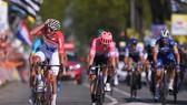 Tận dụng sai lầm của Fuglsang và Alaphilippe, Van der Poel bứt phá giành chiến thắng