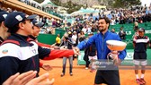 Fognini chia sẻ niềm vui với các cậu bé nhặt banh