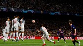 Messi thực hiện cú sút phạt hàng rào thành bàn ngoạn mục