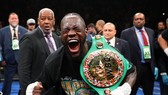 Wilder gào thét sau khi đấm gục Breazeale, bảo vệ đai hạng nặng WBC