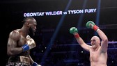 Fury giơ tay khích tướng Wilder trong trận đấu hồi tháng 12 năm ngoái