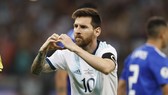 Messi ăn mừng sau khi ghi bàn từ chấm 11 mét
