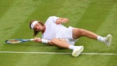 Stefanos Tsitsipas ngã ngựa, hình ảnh tiêu biểu khi Next Gen thua sấp mặt trong ngày thi đấu đầu tiên