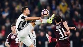 Sami Khedira (trái, Juventus) tranh bóng quyết liệt với Lucas Boye (Torino). Ảnh: Getty Images.