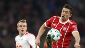 Robert Lewandowski (phải, Bayern Munich) ấn định tỷ số 2-0. Ảnh: Getty Images.