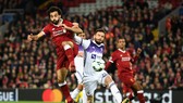Mohamed Salah (trái, Liverpool) ghi bàn vào lưới Maribor. Ảnh: Getting Images.