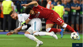 Sergio Ramos quật ngã Mohamed Salah trong trận chung kết