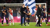 Thomas Tuchel và Mbappe trên sân sau trận đấu