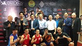 Các võ sĩ chụp ảnh lưu niệm cùng lãnh đạo trong buổi họp báo. Ảnh: Dũng Phương