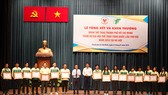 Khen thưởng những cá nhân, tập thể có thành tích xuất sắc tại Đại hội. Ảnh: Nhật Anh