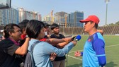 HLV Nguyễn Quốc Tuấn trả lời phỏng vấn truyền thông Indonesia. Ảnh: Dũng Phương