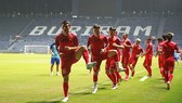 Tuyển Việt Nam tập trên sân chính Chang Arena. Ảnh: Dũng Phương