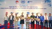 Quang cảnh tặng hoa cho các tài trợ VCK giải U15 quốc gia. Ảnh: Dũng Phương