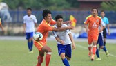 Phù Đổng (áo cam) đã có trận thắng đầu tiên sau 8 vòng đấu. Ảnh: MINH HOÀNG