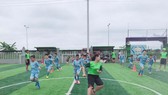 Cô trò Văn Thị Thanh trên sân tập. Ảnh: Anh Trần