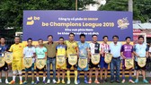 Đại diện các đội tham dự giải chụp hình lưu niệm cùng Ban tổ chức. Ảnh: ANH TRẦN