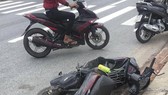 Xe máy mất lái tông vào cột báo giao thông khiến 2 mẹ con tử vong