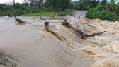 Mưa lớn, nước chảy xiết. Ảnh: TTXVN