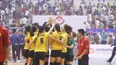 Thầy trò VTV Bình Điền Long ăn mừng chiến thắng. Ảnh: HÀ HƯNG