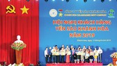 Ban lãnh đạo công ty trao giải thưởng và chụp hình lưu niệm với các nhà phân phối kim cương