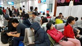 Hành khách vạ vật tại sân bay