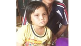 Vợ chồng nghèo mong có tiền chữa bệnh cho con