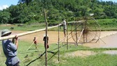 Bà con xã Châu Tiến làm cọn nước để chống hạn. Ảnh: DUY CƯỜNG
