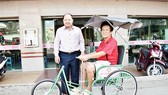 Công ty TNHH MTV Xổ số Kiến thiết Đồng Tháp trao tặng xe lắc cho người khuyết tật bán vé số dạo