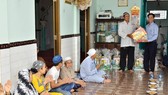 Lãnh đạo quận Bình Thạnh thăm hỏi tặng quà đồng bào dân tộc Chăm sinh sống tại địa bàn