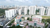 Bệnh viện và khu dân cư tại quận 7. Ảnh: CAO THĂNG