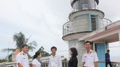 Đồng chí Võ Thị Dung thăm cán bộ, chiến sĩ Trạm Hải đăng Thổ Chu