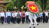 Chủ tịch Quốc hội Nguyễn Thị Kim Ngân viếng đền Bến Dược. Ảnh: VIỆT DŨNG