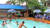 Nước tại các hồ bơi công cộng hiện vẫn được xử lý bằng Clo