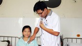 Bệnh nhi mắc bệnh “lạ”: Ra mồ hôi có máu đỏ