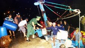 Tàu cá trên 1 tỷ bị sóng biển nhận chìm, 10 ngư dân thoát chết nhờ can nhựa...